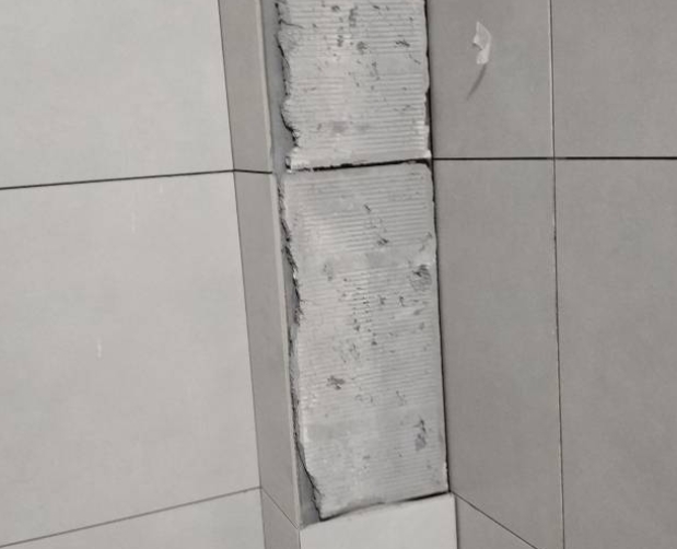 金华市瓷砖空鼓维修公司分享下瓷砖施工前基层浇水润湿程度不足，可能导致以下问题